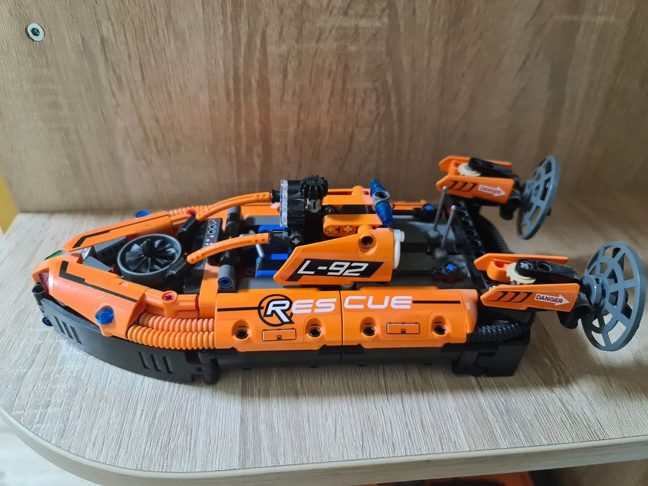 Конструктор Lego Technic (оригінал) рятувальний апарат на повітряній п