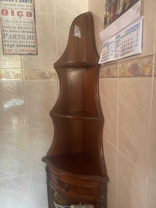 Móvel de canto em madeira