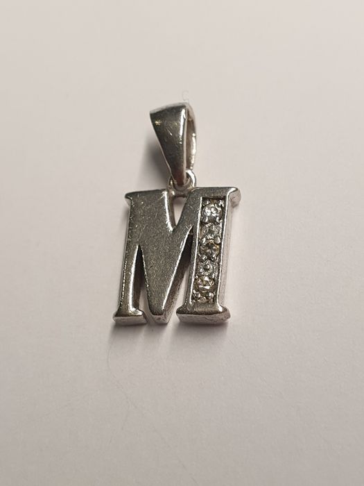 wisiorek literka M z cyrkoniami srebro 925