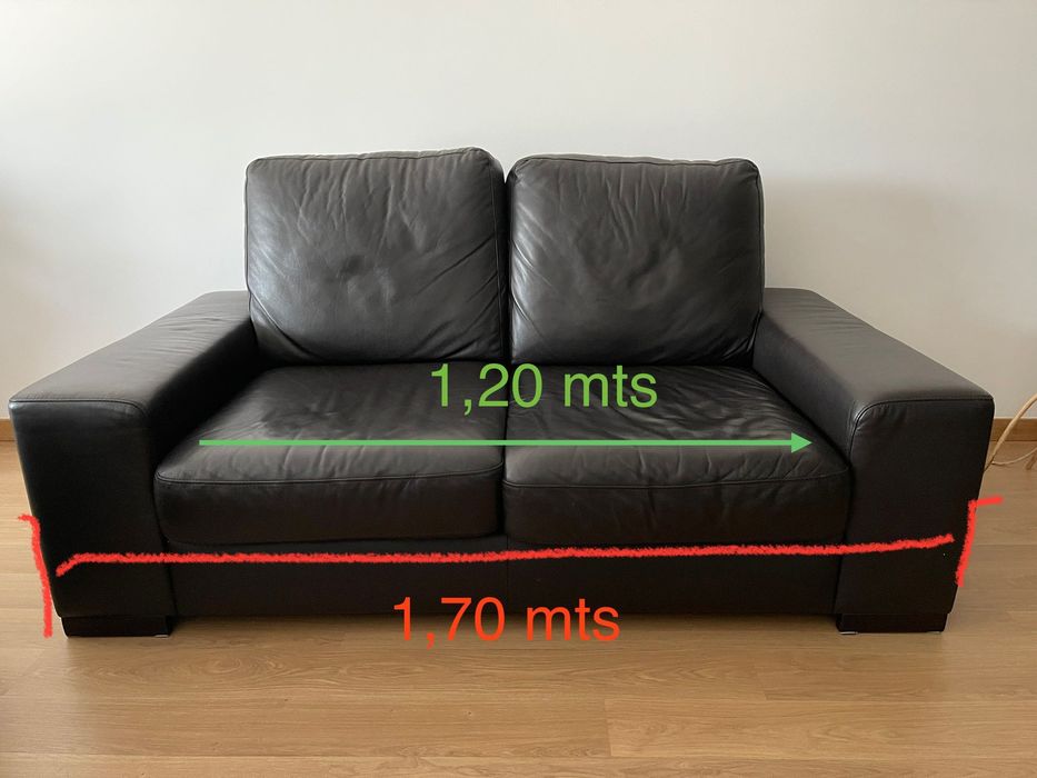 Sofá 2 lugares em pele cor castanho escuro .