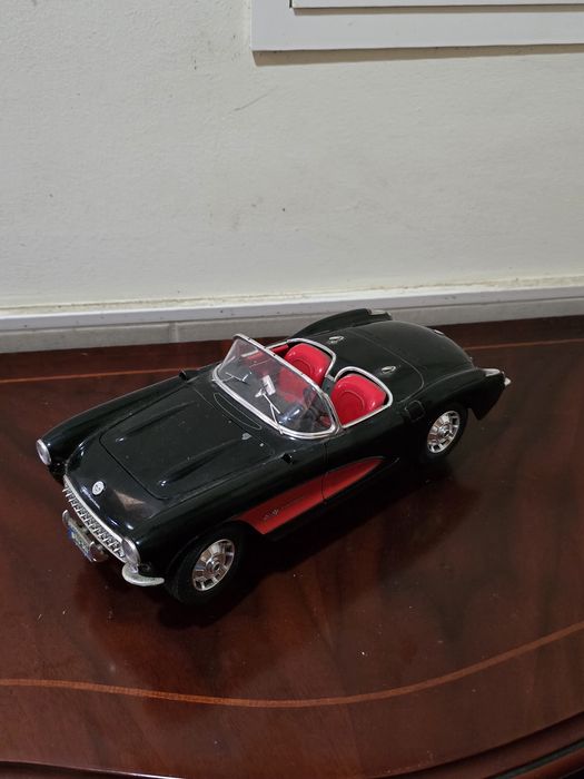 Chevrolet Corvette (1957) 1/18 - Burago (Made in Italy) - Preto/Vermelho