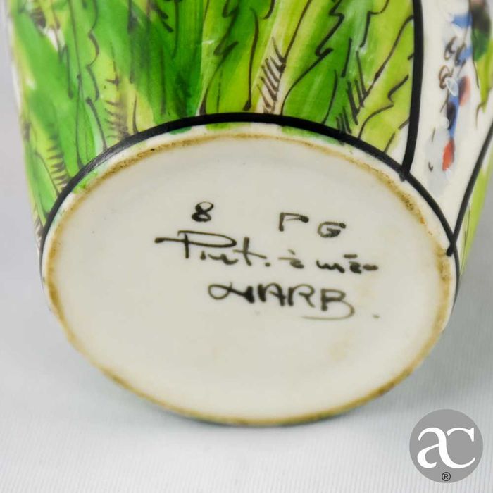 Jarra em porcelana pintada à mão, assinada