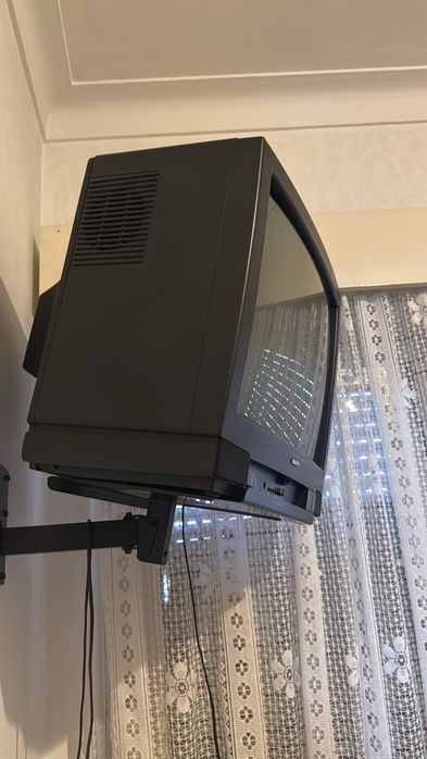 2 televisões antigas