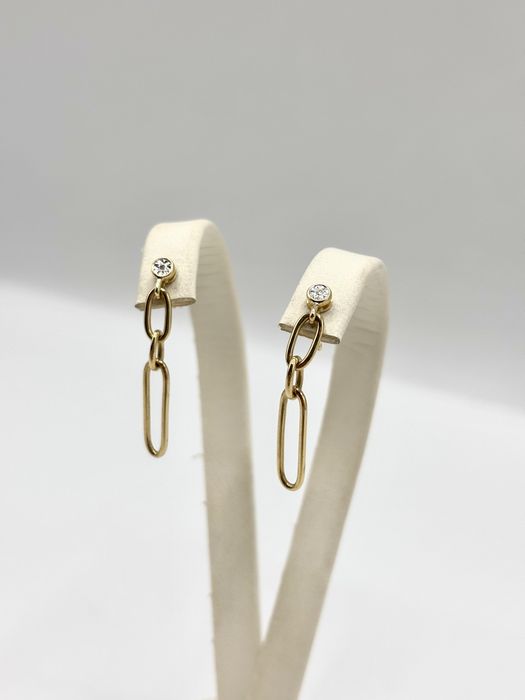 Złote kolczyki spinacze z diamentami.