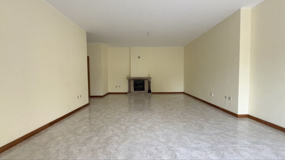 Apartamento t2+1 com terraço nos maninhos