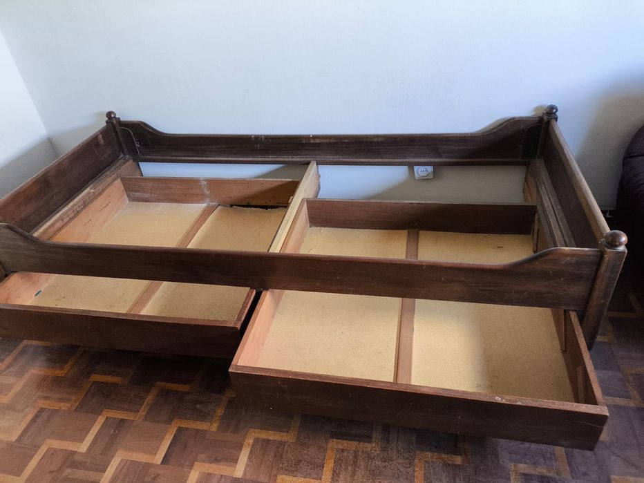Cama em castanho com 2 gavetões