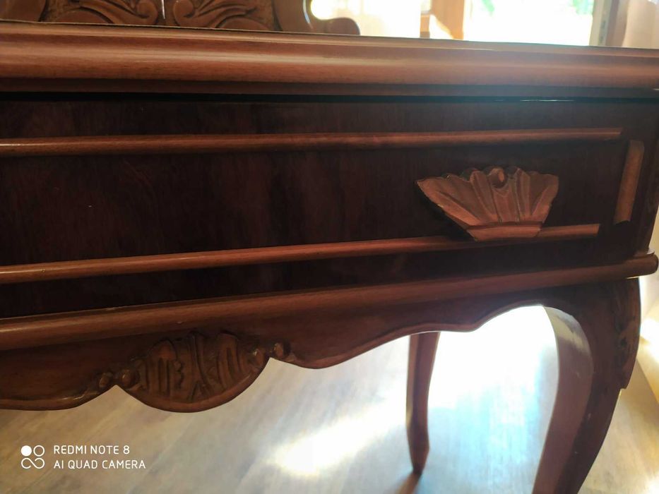 Красивый винтажный туалетный столик