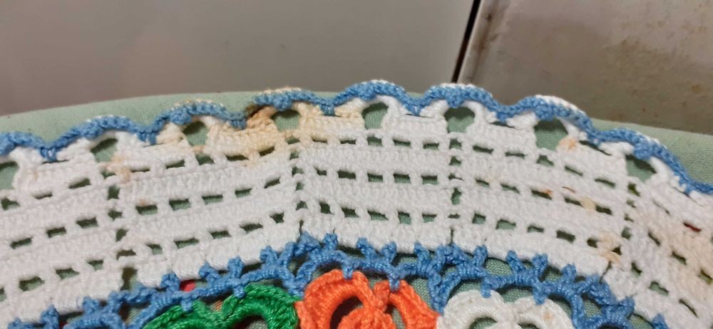 3 panos redondos em crochet (tem manchas de estarem guardados)