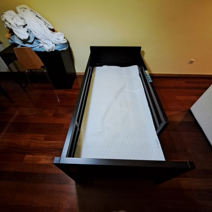 Duas camas de solteiro Ikea 90 x 200 ( beliche desmontado)