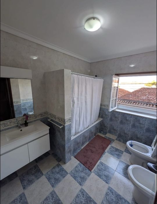 Arrenda se quarto com casa d banho privada.