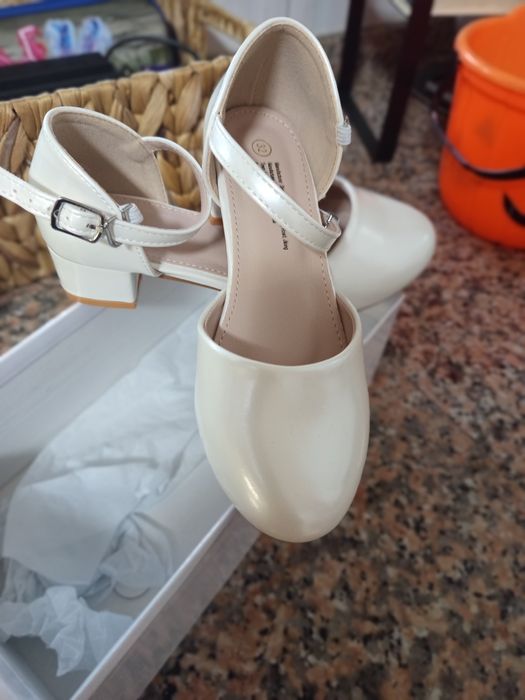 Sapatos de tacão para menina