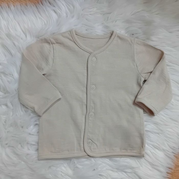 30. Beżowy kaftanik