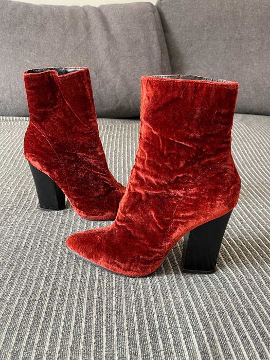 Червоні оксамитові ботільйони з чорним блоковим каблуком