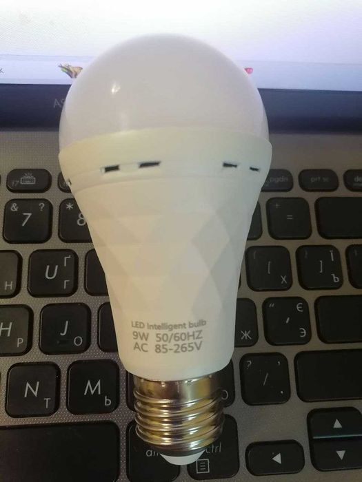 Лампочка с аккумулятором Самозаряжающаяся 9 Вт Опт Фонарик Аварийная