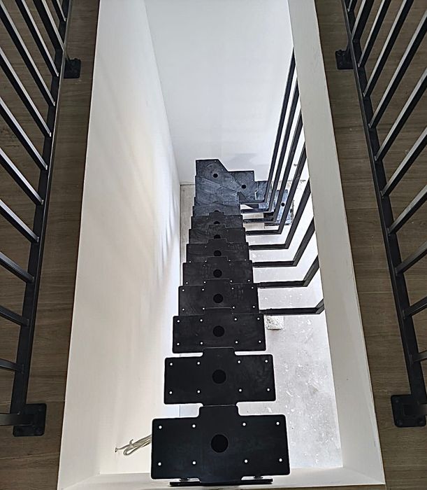 Schody na stelażu z balustradą
