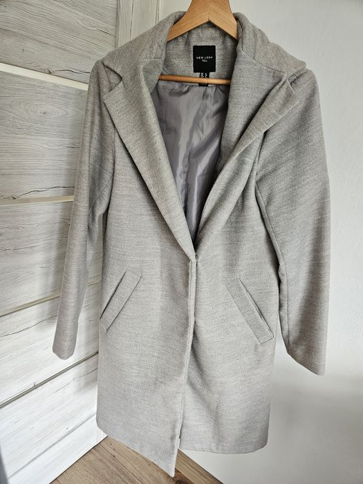 Szary zimowy płaszcz