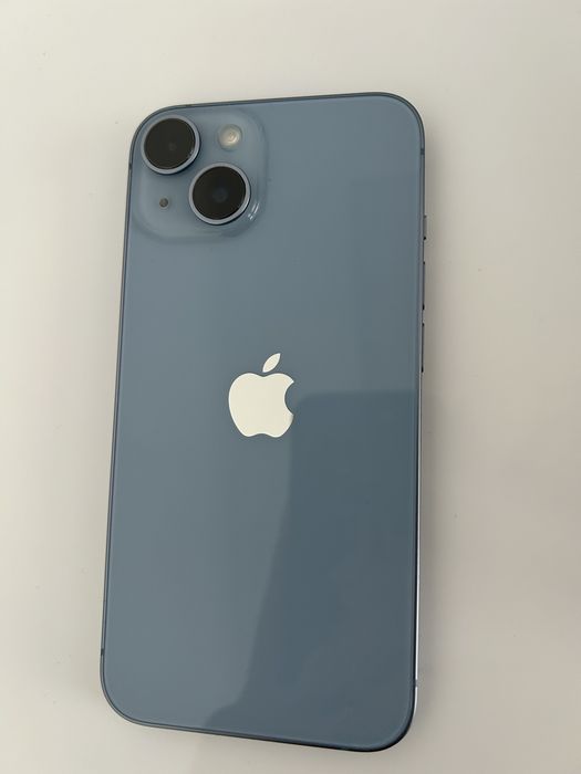 iPhone 14 z ładowarką i etui w zestawie