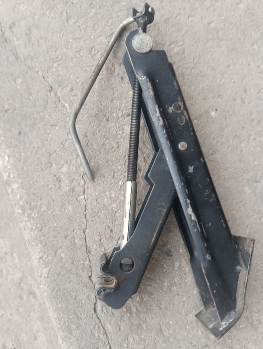 Домкрат на легковий автомобіль