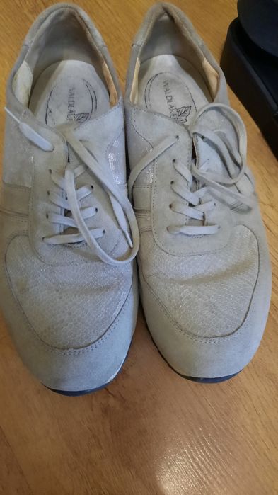 Кросівки жіночі,в гарному стані