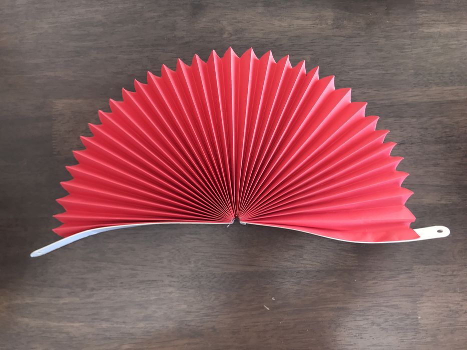 Chapéus sol/chuva vermelhos + leque chineses/japoneses