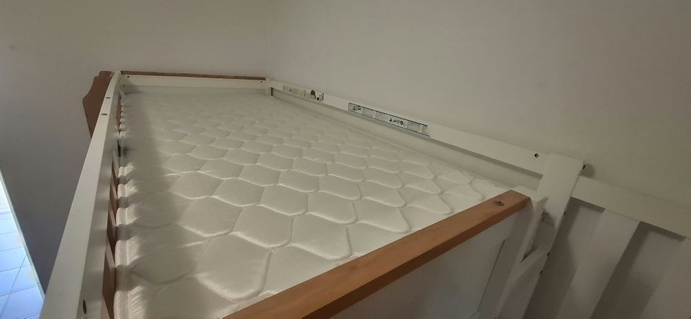 Beliche com escadas, 6 gavetas e 2 colchões — apenas 7 meses