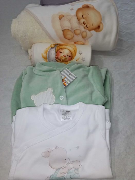 Roupa e acessórios de bebé