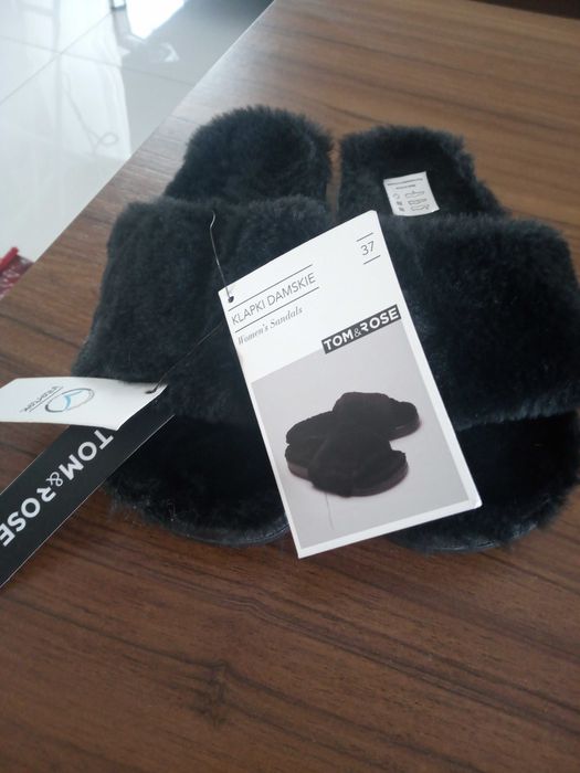 Sprzedam klapki z futerkiem 37. Nowe