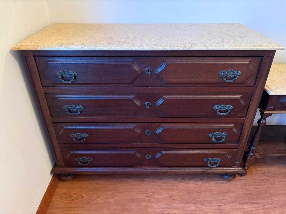 Conjunto de Móveis de Quarto Casal em Madeira Maciça – Estilo Clássico