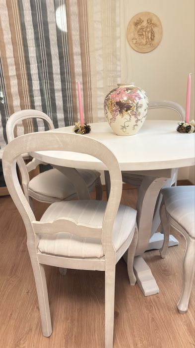 Conjunto mesa e cadeiras