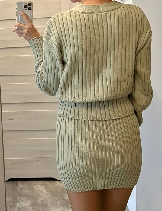 Damski garnitur z dzianiny, spódnica i sweter