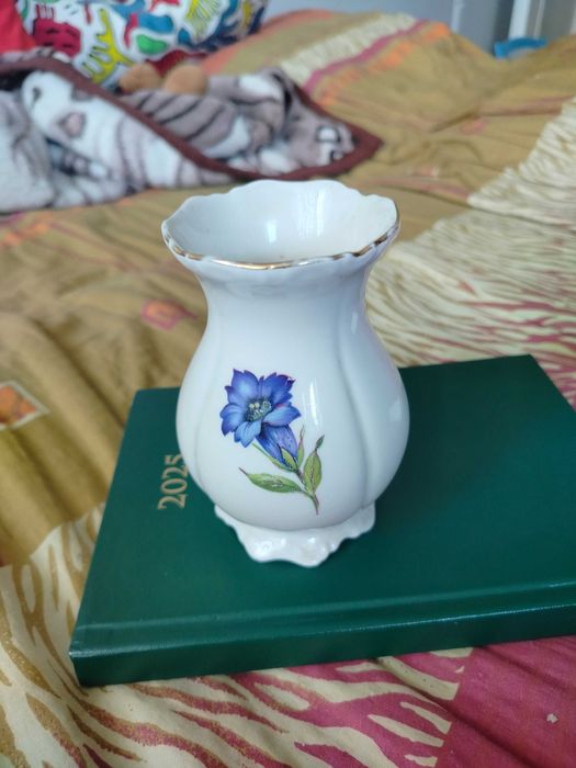 Wazonik mały porcelanowy na kwiaty