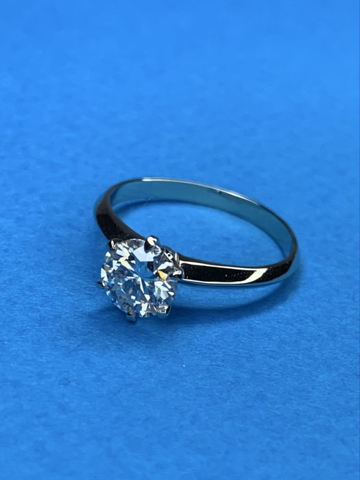 Каблучка в білому золоті з діамантом в стилі Tiffany Setting
