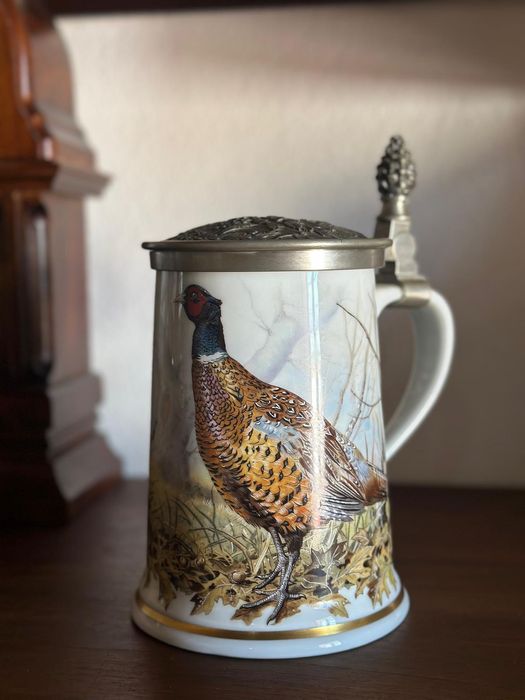 Caneca com motivos de caça bastante grande