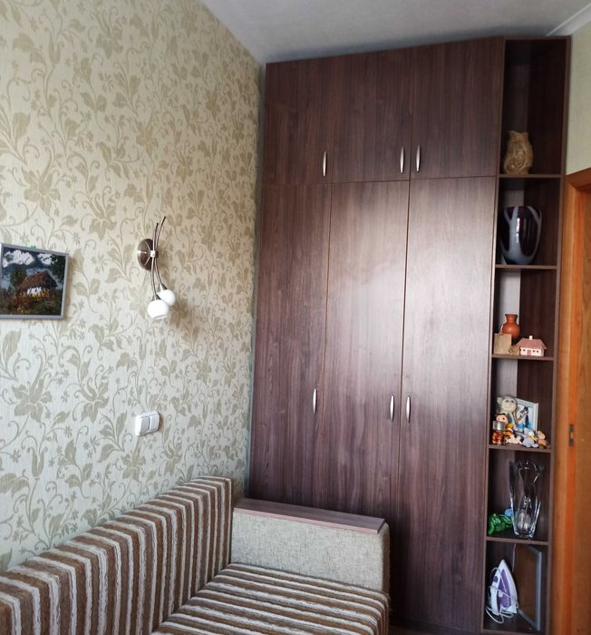 Продам  однокімнатну квартиру у центрі міста з капітальним  ремонтом та меблями