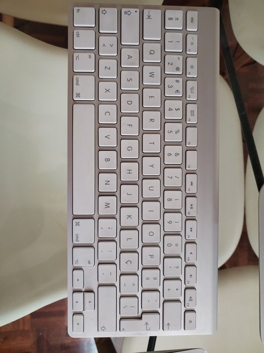 iMac Apple com teclado e rato
