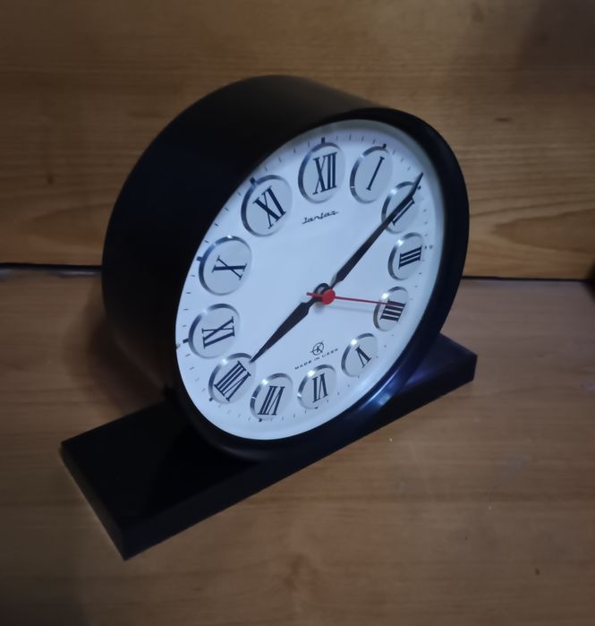 Красивые настольные часы Янтарь СССР