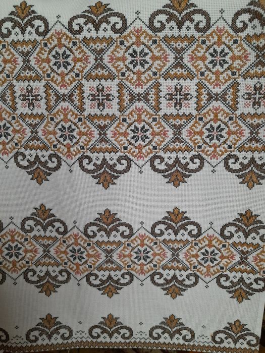 Вишитий нитками рушник