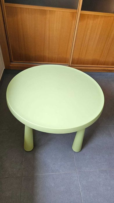 Mesa e cadeira de criança