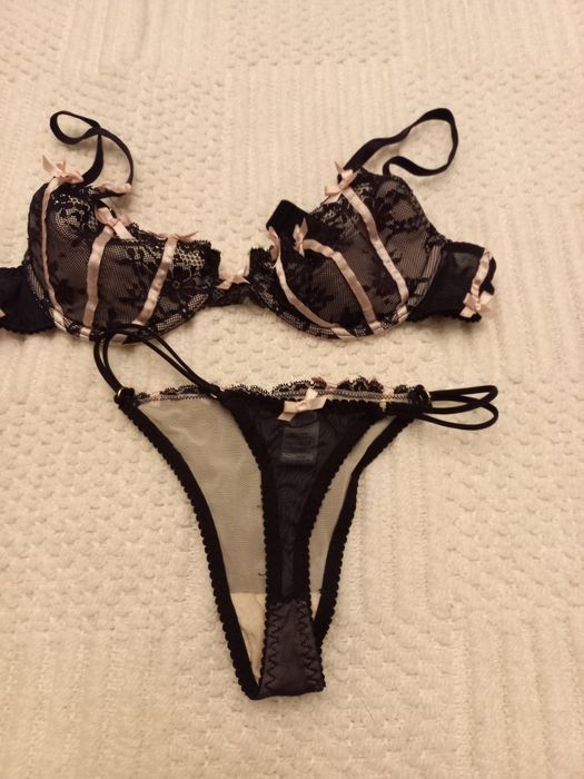 Conjunto de soutien e tanga pretos com fitas e laços salmão