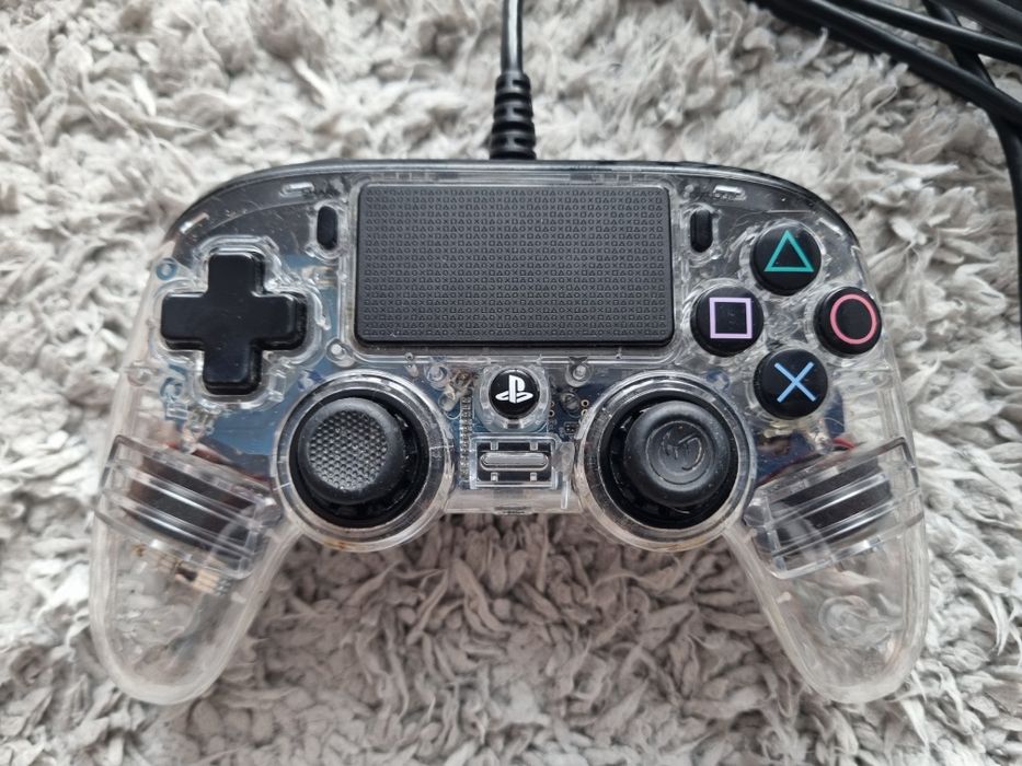 Pad Ps4 Nacon przezroczysty z niebieskim led