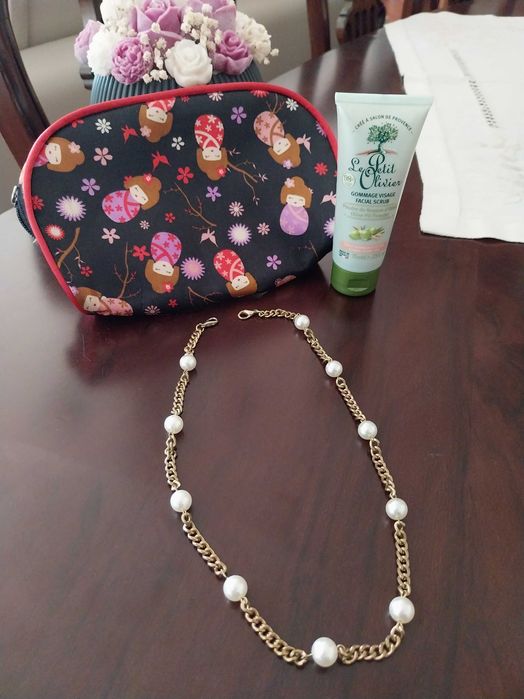 Coffret Natal, clutch colorida + esfoliante rosto + colar de pérolas