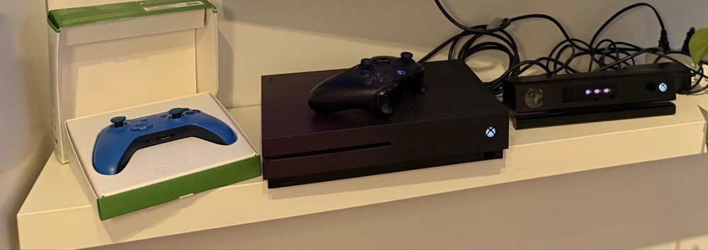 Xbox One S  1TB + dwa pady + KINECT