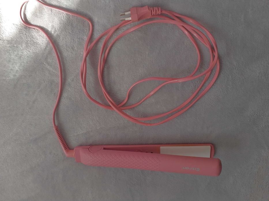 Prostownica z regulacją temperatury i bardzo długim kablem