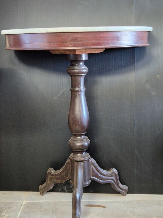 Mesa meia lua com tampo de mármore