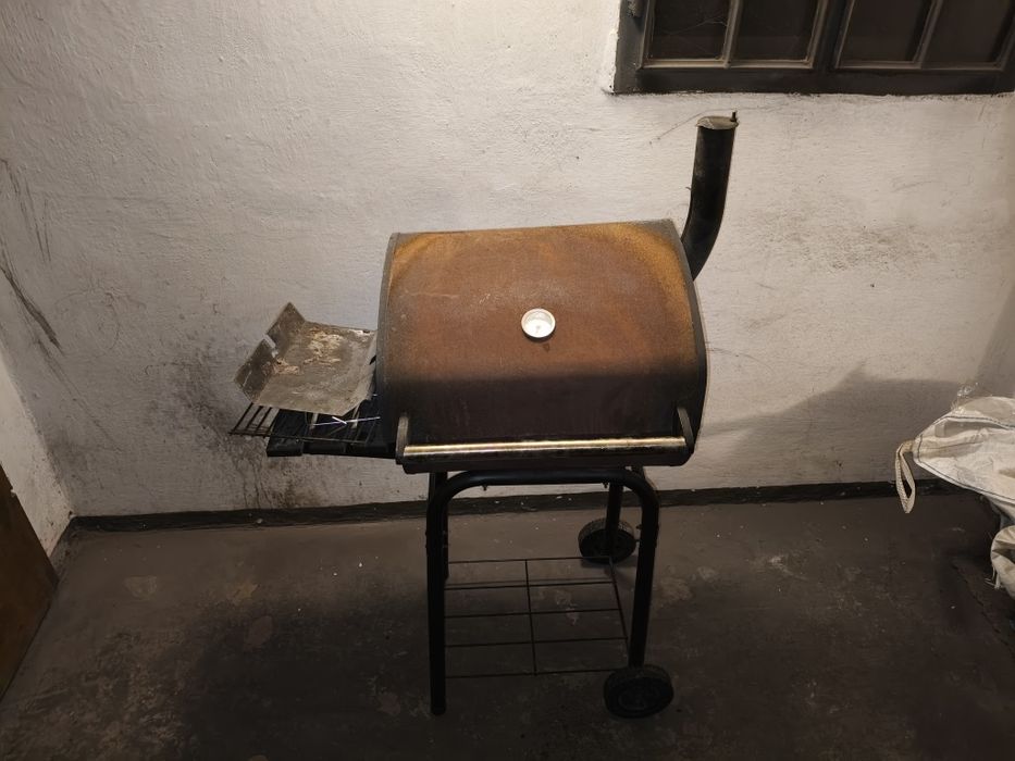 Grill ogrodowy na drewno.