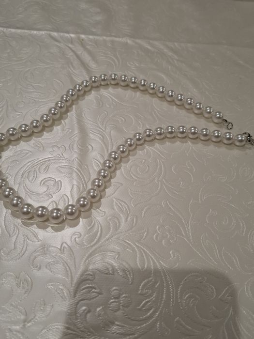 Colar elegante com pérolas novo
Novo
- Design clássico e sofisticado.
- Fecho prateado.