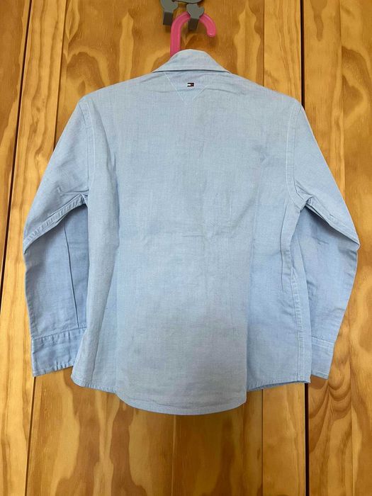 Camisa azul claro de menino da Tommy Hilfigher