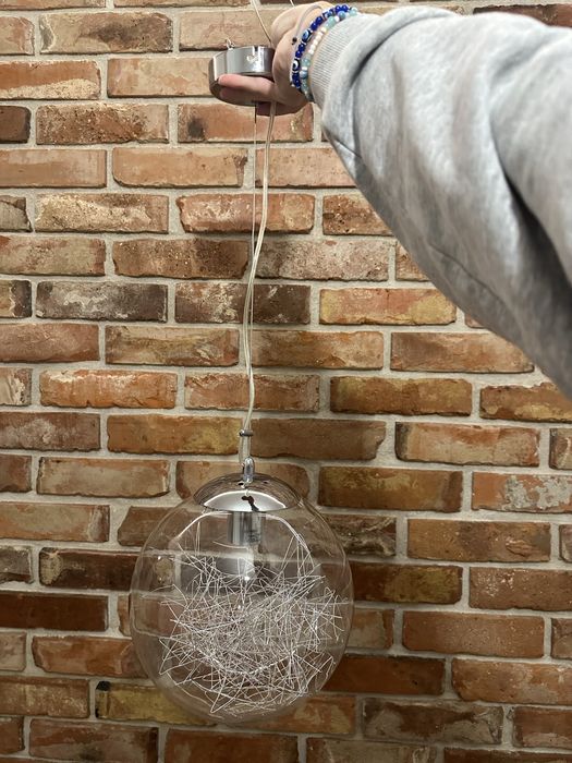 Lampa szklana z drutami