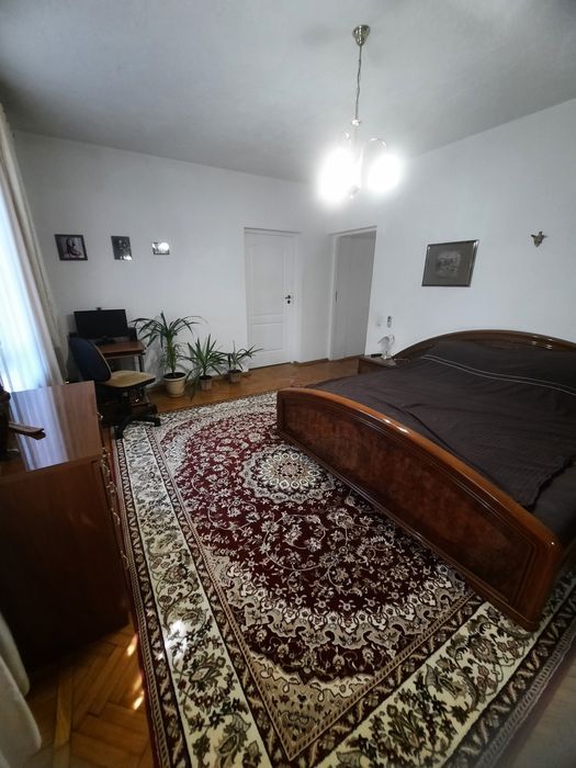 3 кімнатна  квартира  ,,сталінка"   в самому  центрі. Ціну знижено.