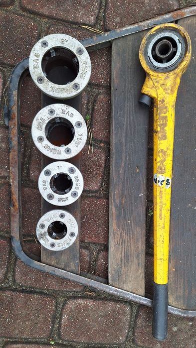 Zestaw do gwintowania. Imadło, gwintownica Rems